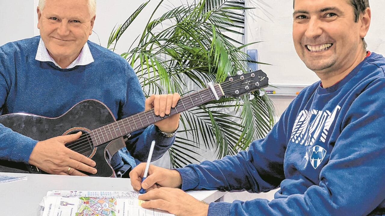 Der Rumäne Ion arbeitet bei Puma – und lernt mit Paul Kriechbaum Deutsch. 