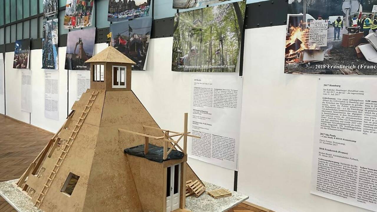Die Lobau-Protest-Pyramide nun als Modell im Museum Die Lobau-Protest-Pyramide nun als Modell im Museum