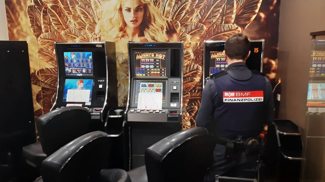 In einem als Nagelstudio getarnten Lokal beschlagnahmte die Finanzpolizei im April 2023 neun illegale Glücksspielgeräte. In einem als Nagelstudio getarnten Lokal beschlagnahmte die Finanzpolizei im April 2023 neun illegale Glücksspielgeräte.