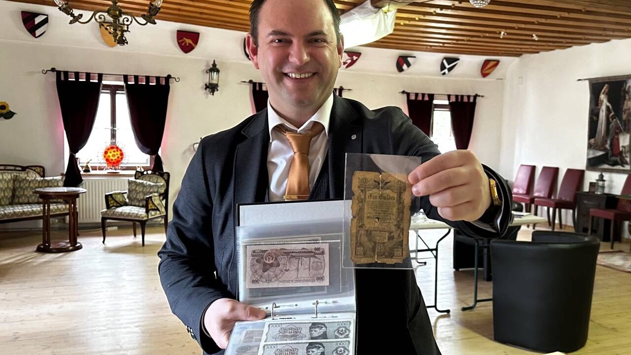 Harald Leitner mit seinen Lieblingsstücken: einem Ein-Gulden-Schein sowie „Tausendern“ mit Berta von Suttner. 
