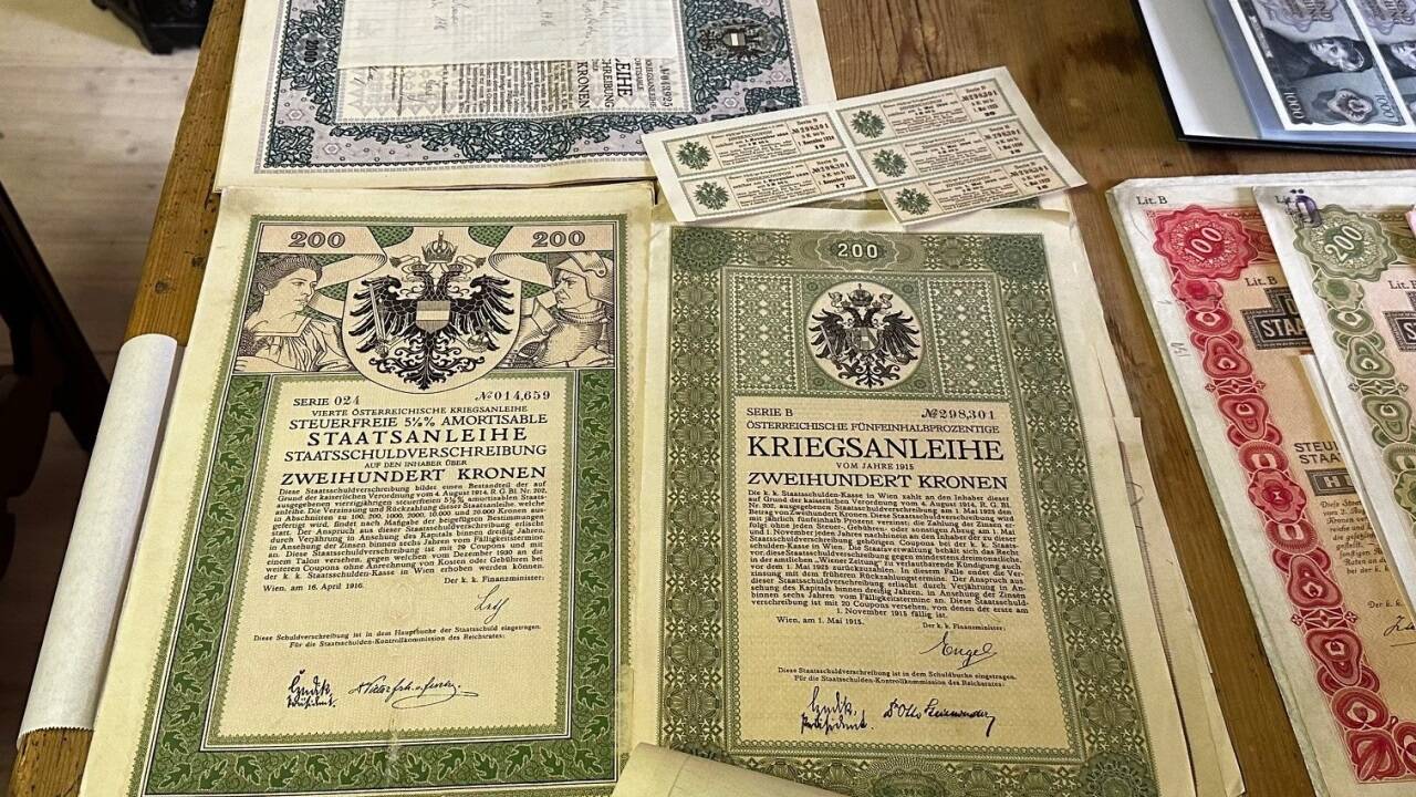 In Antiquariaten und im Internet sucht der Harald Leitner nach Ausstellungsstücken für sein Geldmuseum. Zur Sammlung gehören auch alte Geldscheinen aus den verschiedensten Epochen und antiken Münzen auch Golddukaten sowie alte Ausgaben von Staats- und Kriegsanleihen. 