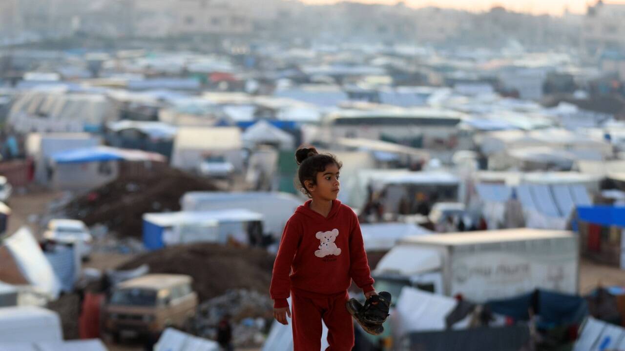 Israel will die nach Rafah geflohenen Palästinenser in Zeltstädten evakuieren. Israel will die nach Rafah geflohenen Palästinenser in Zeltstädten evakuieren.