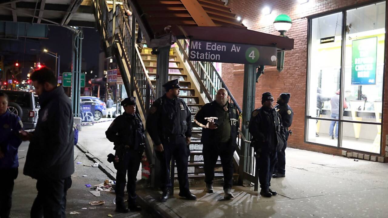 Polizei vor dem Eingang zur Station nahe des Tatorts 