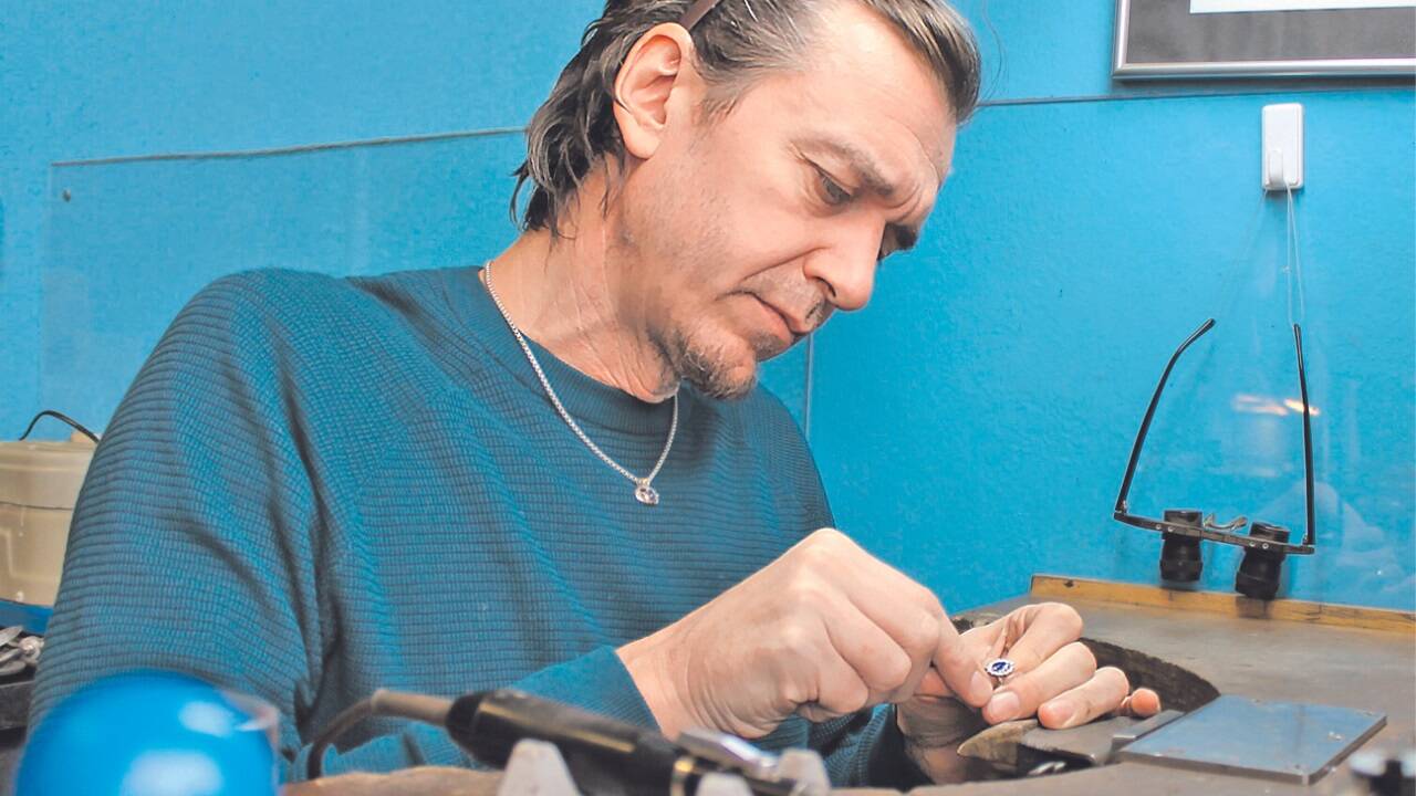 Detailarbeit: Goldschmied Johannes Kaserer-Neff in seiner Werkstatt.  