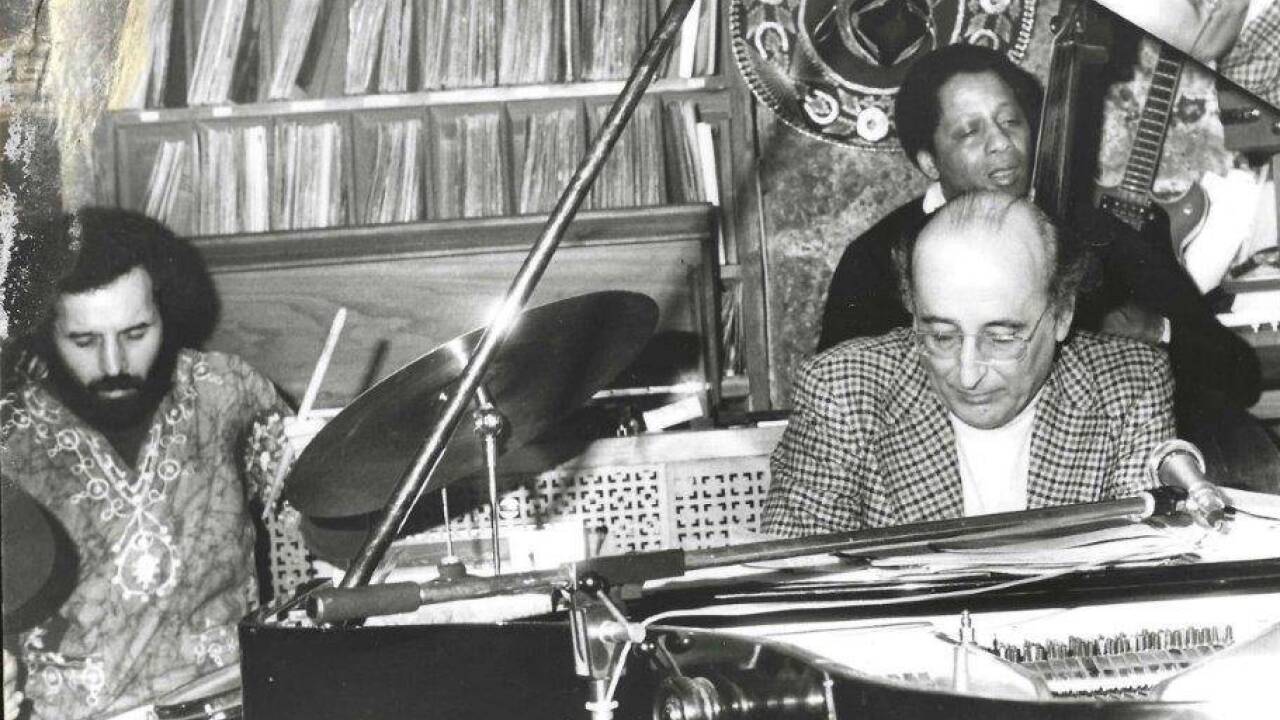 Friedrich Gulda bei einer Session im Mexicano Keller. 