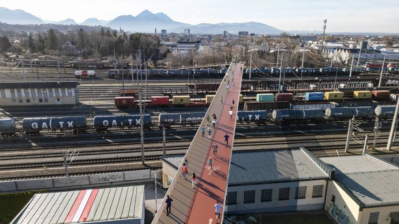 Die Machbarkeit von zwei Radbrücken wird geprüft. Die Bürgerliste ließ bereits ein Modell einer Brücke am Bahnhof am Computer erstellen. 