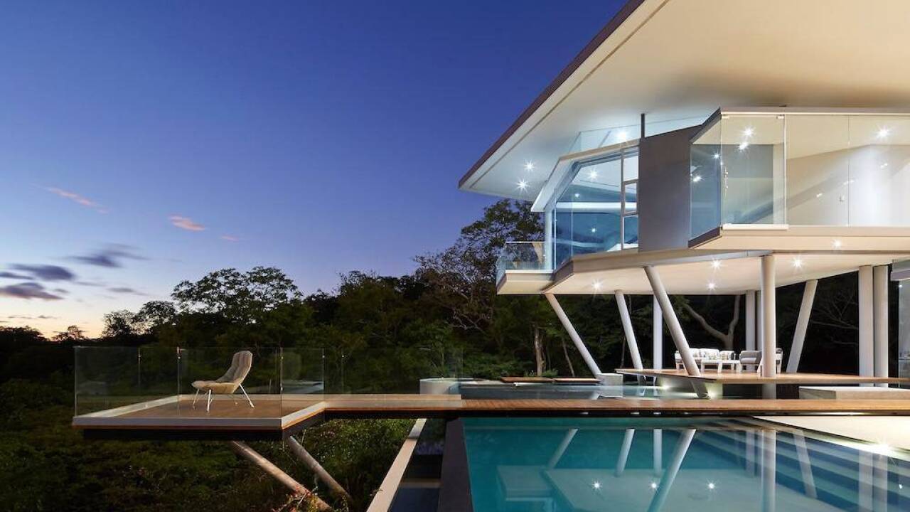Costa Rica: Ein langer, teils frei stehender Steg teilt den Pool in zwei Bereiche. Luxuryestate.com 