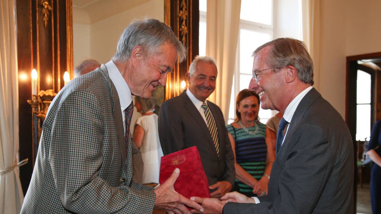 Landeshauptmann Wilfried Haslauer (r.) überreichte dem ehemaligen Bürgermeister der Landeshauptstadt Salzburg, Josef Dechant, einen Bierkrug mit Landeswappen.  