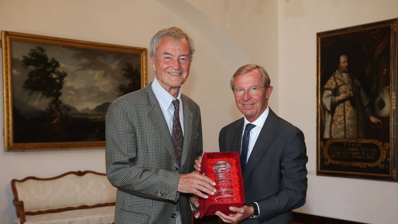 Landeshauptmann Wilfried Haslauer (r.) überreichte dem ehemaligen Bürgermeister der Landeshauptstadt Salzburg, Josef Dechant, einen Bierkrug mit Landeswappen.  