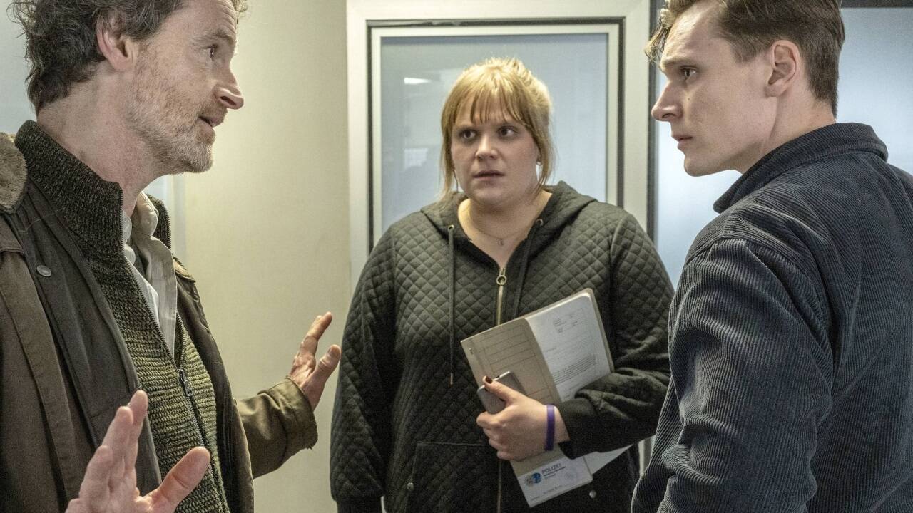 Trio Infernal: Die Leiterin der Mordkommission Rosa Herzog (Stefanie Reinsperger) mit ihren Kollegen Peter Faber (Jörg Hartmann, links) und Jan Pawlak (Rick Okon, rechts).  Trio Infernal: Die Leiterin der Mordkommission Rosa Herzog (Stefanie Reinsperger) mit ihren Kollegen Peter Faber (Jörg Hartmann, links) und Jan Pawlak (Rick Okon, rechts).