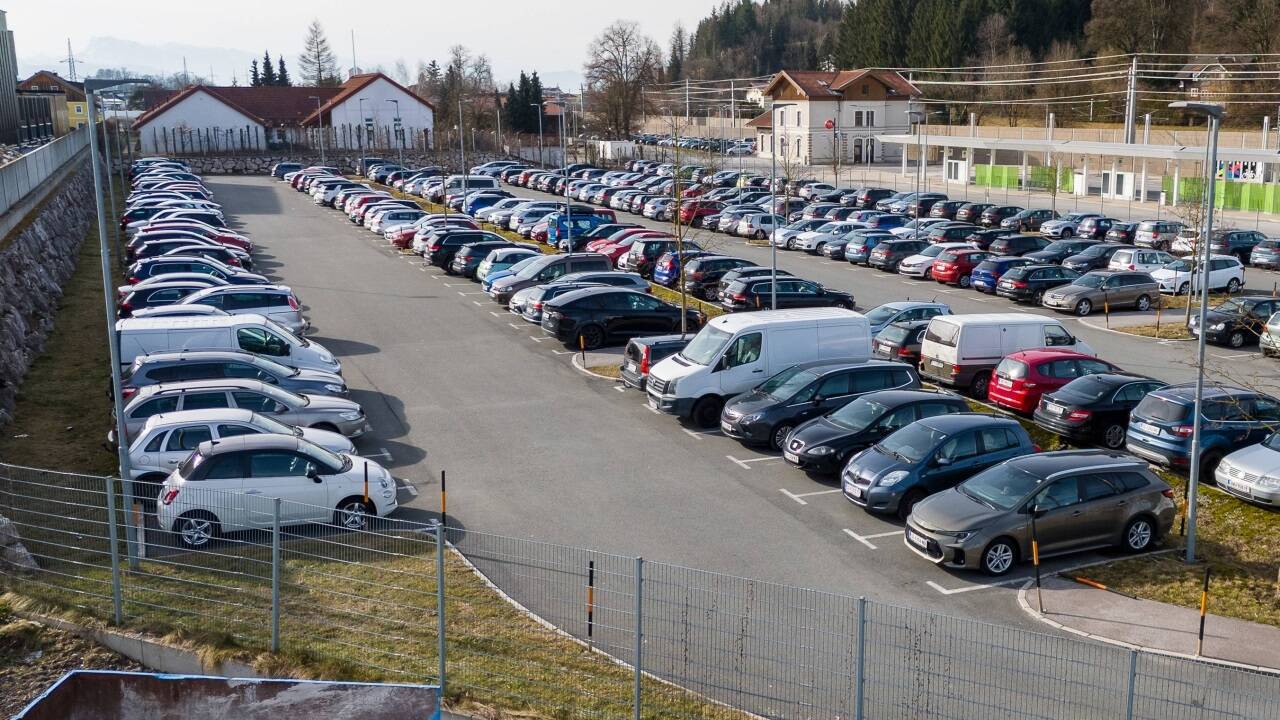 Die Parkplätze beim Bahnhof in Neumarkt sind sehr oft ausgelastet. Die Parkplätze beim Bahnhof in Neumarkt sind sehr oft ausgelastet.