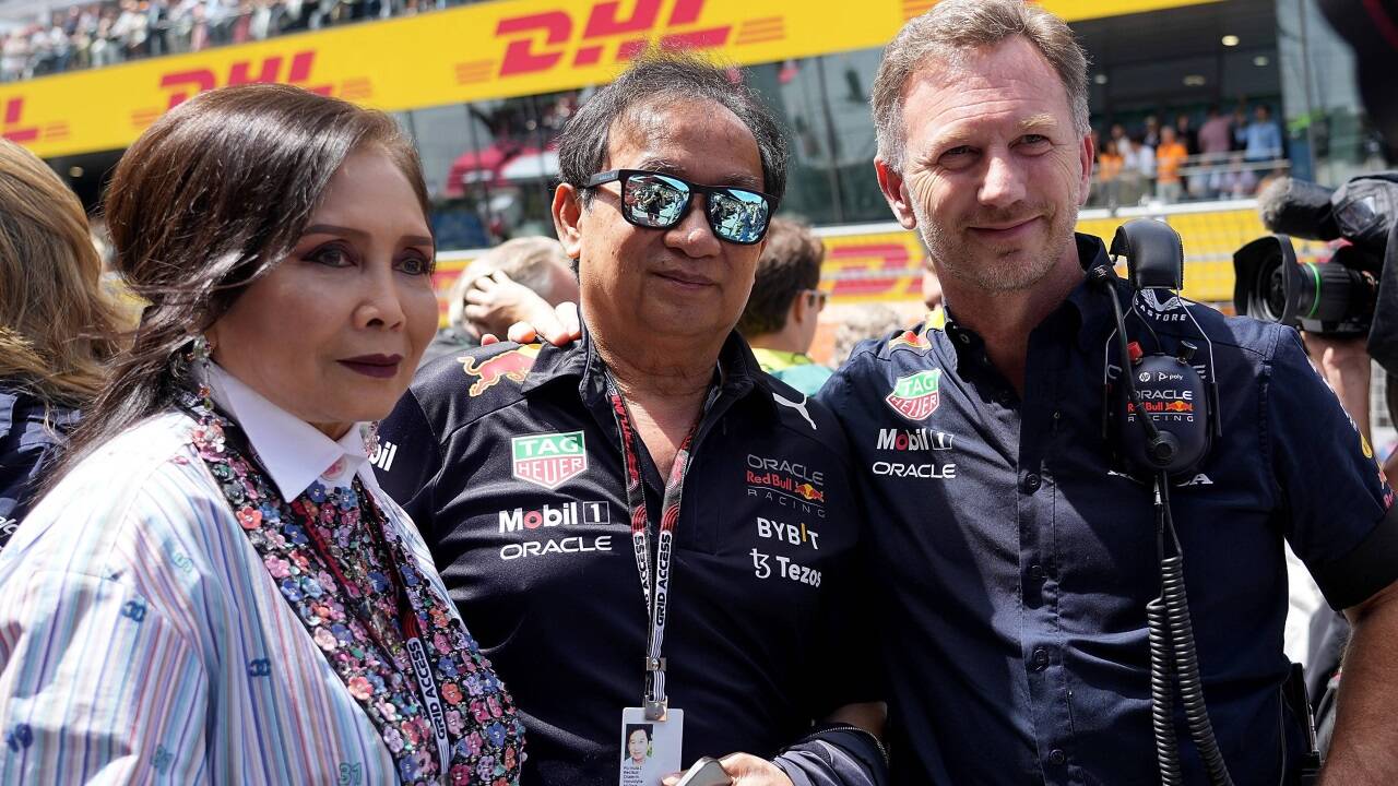 Die thailändischen Mehrheitseigentümer von Red Bull sind oft Gast bei der Formel 1: Im Bild Chalerm Yoovidhya und seine Frau Daranee mit Teamchef Horner, dem sie auch in der aktuellen Affäre zur Seite stehen sollen. 