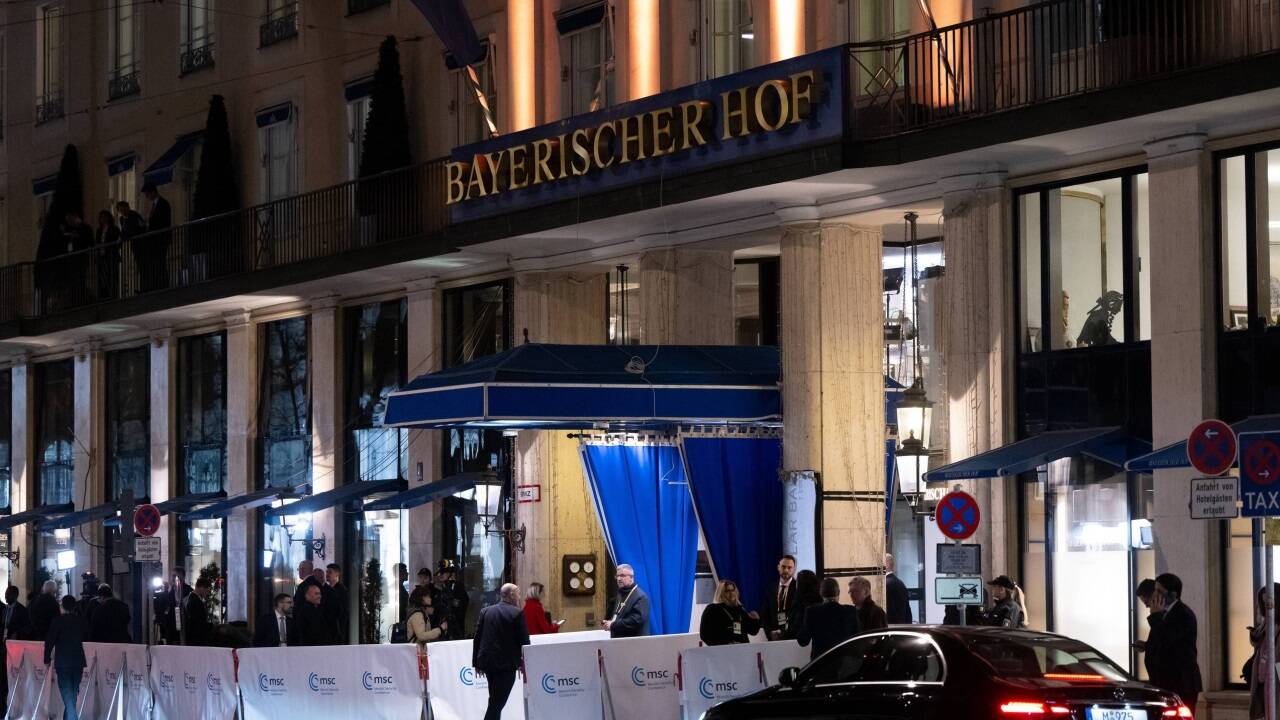 Teilnehmer und Journalisten stehen während der Sicherheitskonferenz vor dem Hotel Bayerischer Hof.  