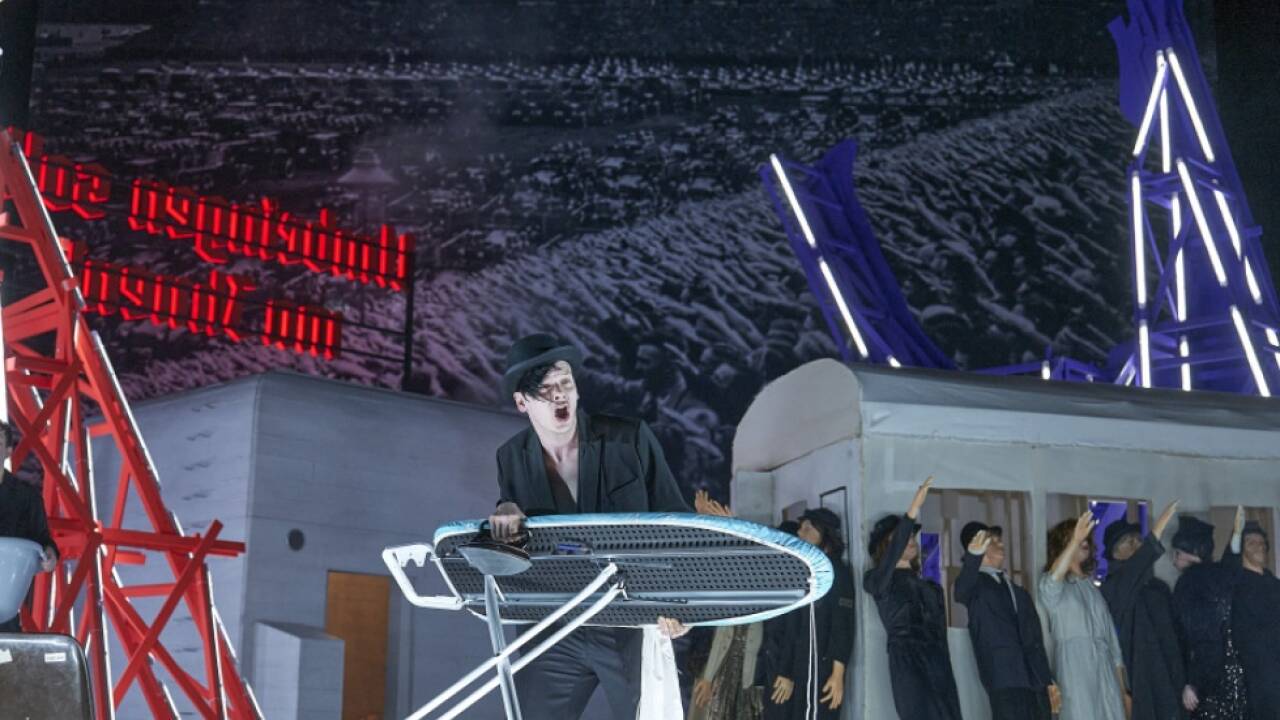 Franz Pätzold mit Bügelbrett auf dem 'Heldenplatz'. 
