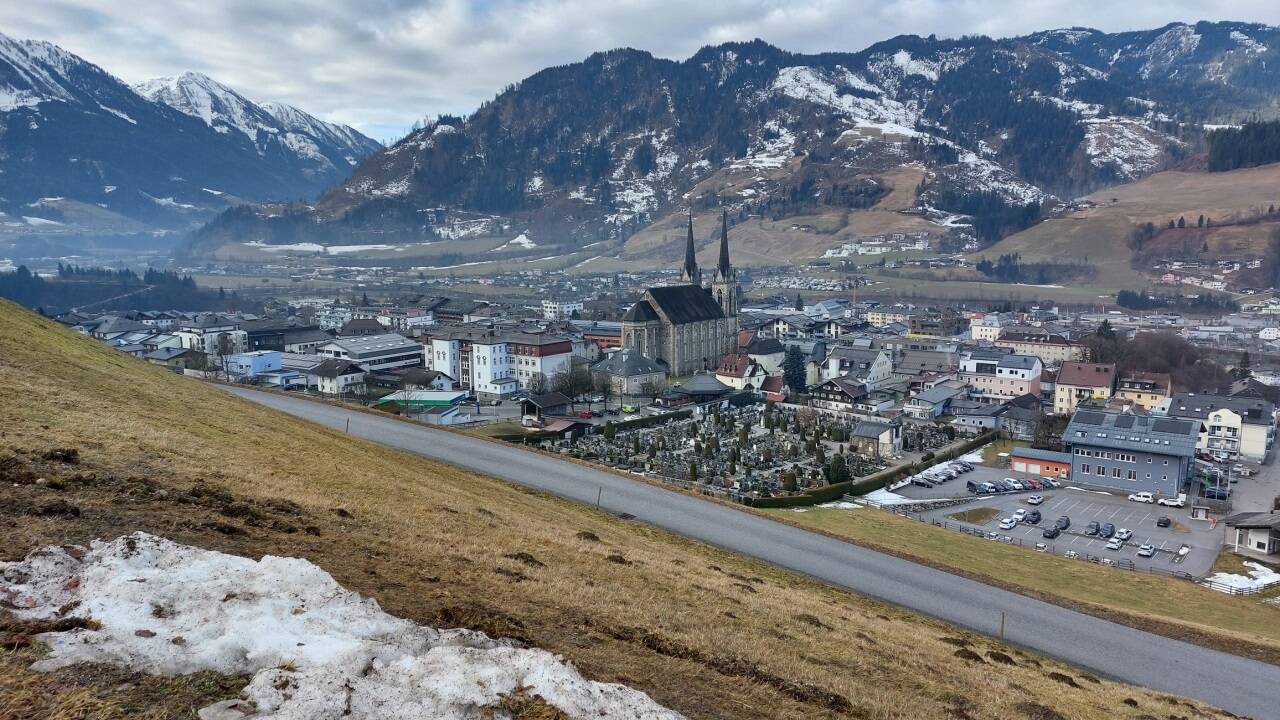 Blick auf die Pongauer Bezirkshauptstadt St. Johann vom Hahnbaum. Die Kirche, im Volksmund „Pongauer Dom“ genannt, dominiert das Stadtbild. 