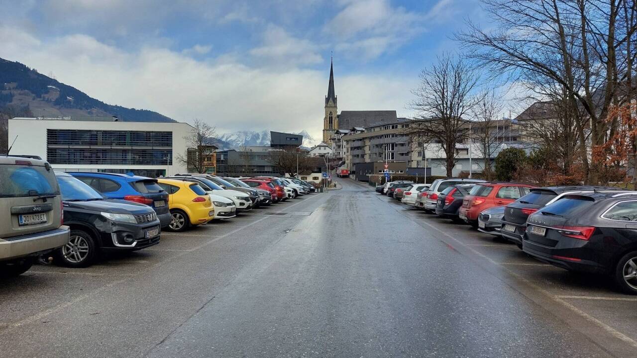 Dauerthema ohne Dauerlösung ist das Parken bzw. der Verkehr. Alle Parteien wollen die parkenden Autos aus dem Stadtbild verschwinden lassen. Eine neue Tiefgarage beim geplanten neuen Stadtplatz soll es richten.  