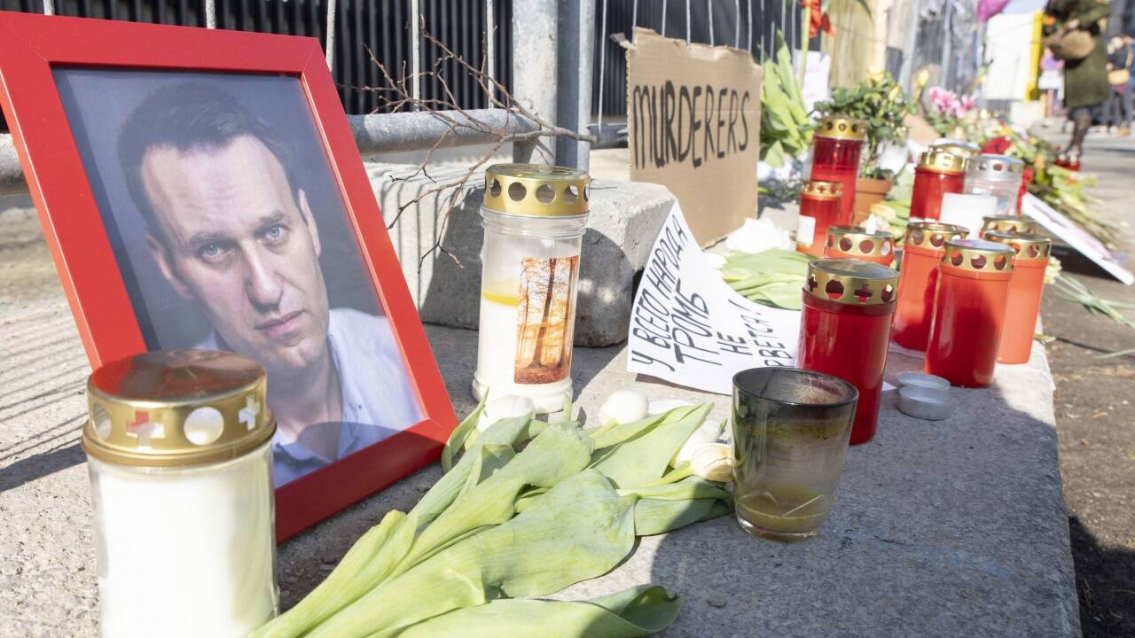 Fotos, Blumen, Kerzen und Schriftzüge an einer improvisierten Gedenkstätte an den verstorbenen Oppositionsführer Alexej Nawalny, aufgenommen am Sonntag, 18. Februar 2024, vor der Russischen Botschaft in Wien. 