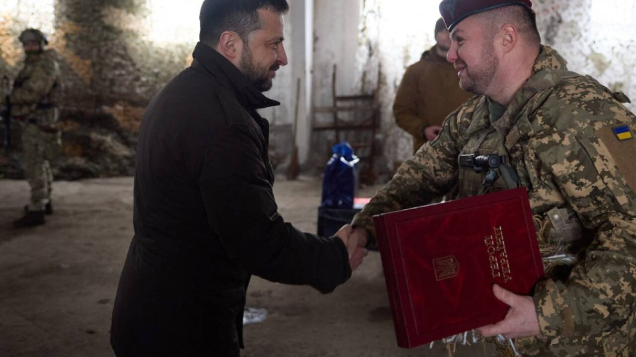 Selenskyj dankt seinen Soldaten 
