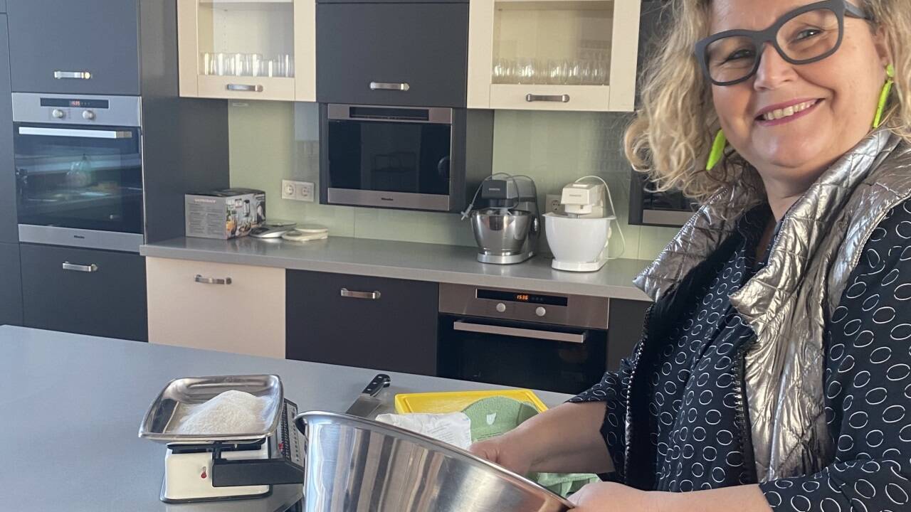 „Bei uns zu Hause ist am Küchentisch immer sehr viel diskutiert worden“, sagt VHS-Chefin Nicole Slupetzky. Das greift sie jetzt auf und lädt die Spitzenkandidatinnen und -kandidaten zum Kochworkshop.  