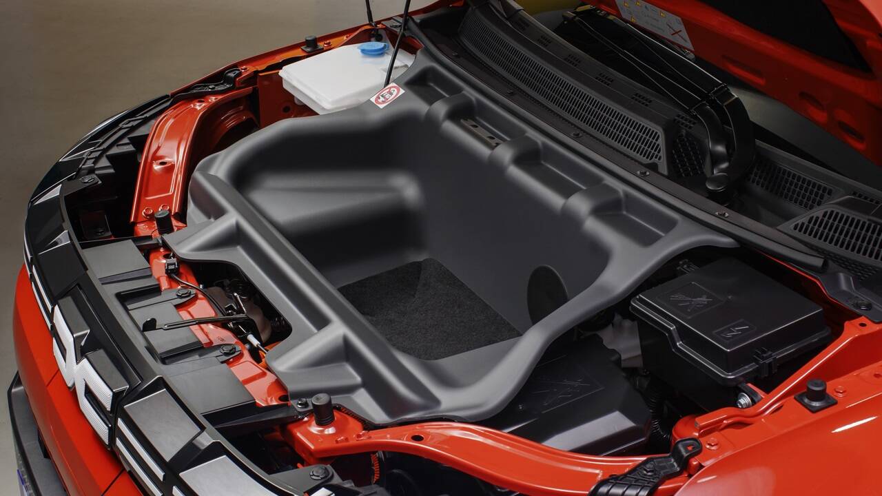 Der kleine vordere Stauraum („Frunk“) über dem E-Motor bietet Platz für das Ladekabel.   Der kleine vordere Stauraum („Frunk“) über dem E-Motor bietet Platz für das Ladekabel.