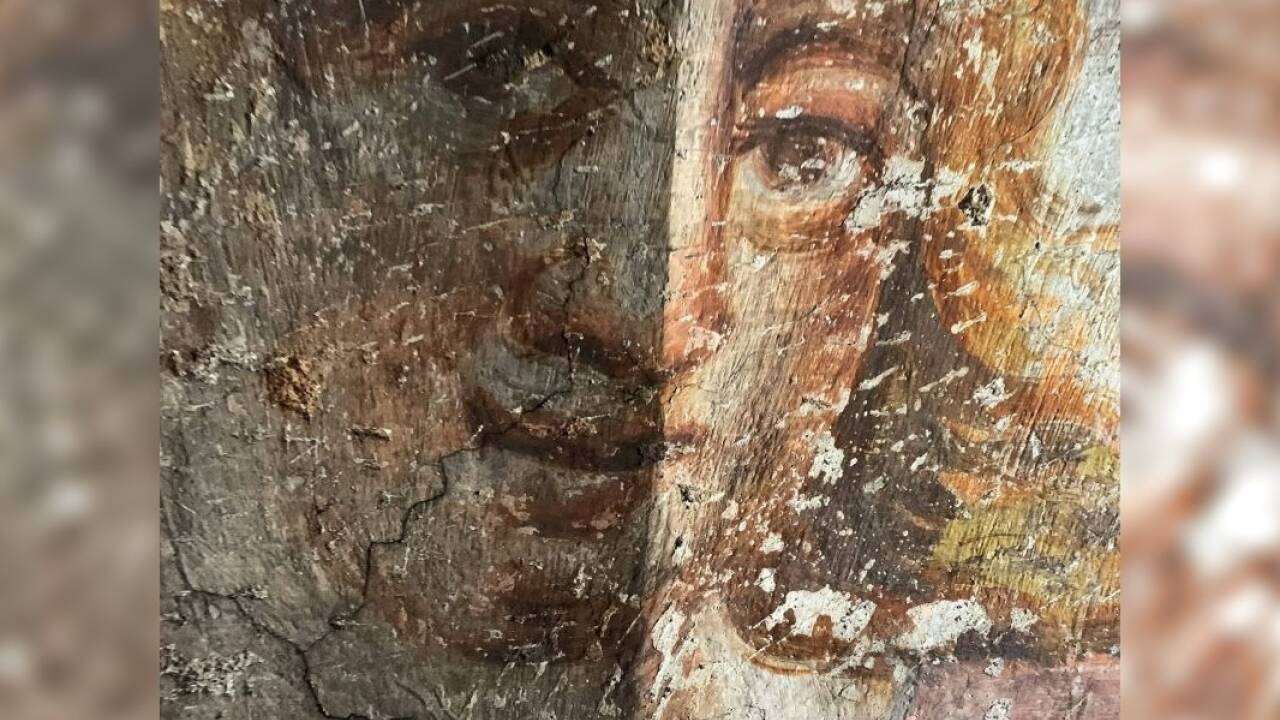 Ein Engelsgesicht vom Nonnberg: Links vor der Reinigung, rechts nach der Reinigung, aber mit Hackspuren.  