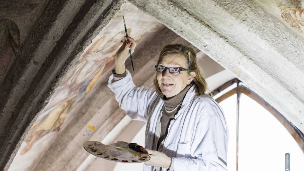 Heike Fricke-Tinzl bei der Arbeit an den Fresken von 1625.  