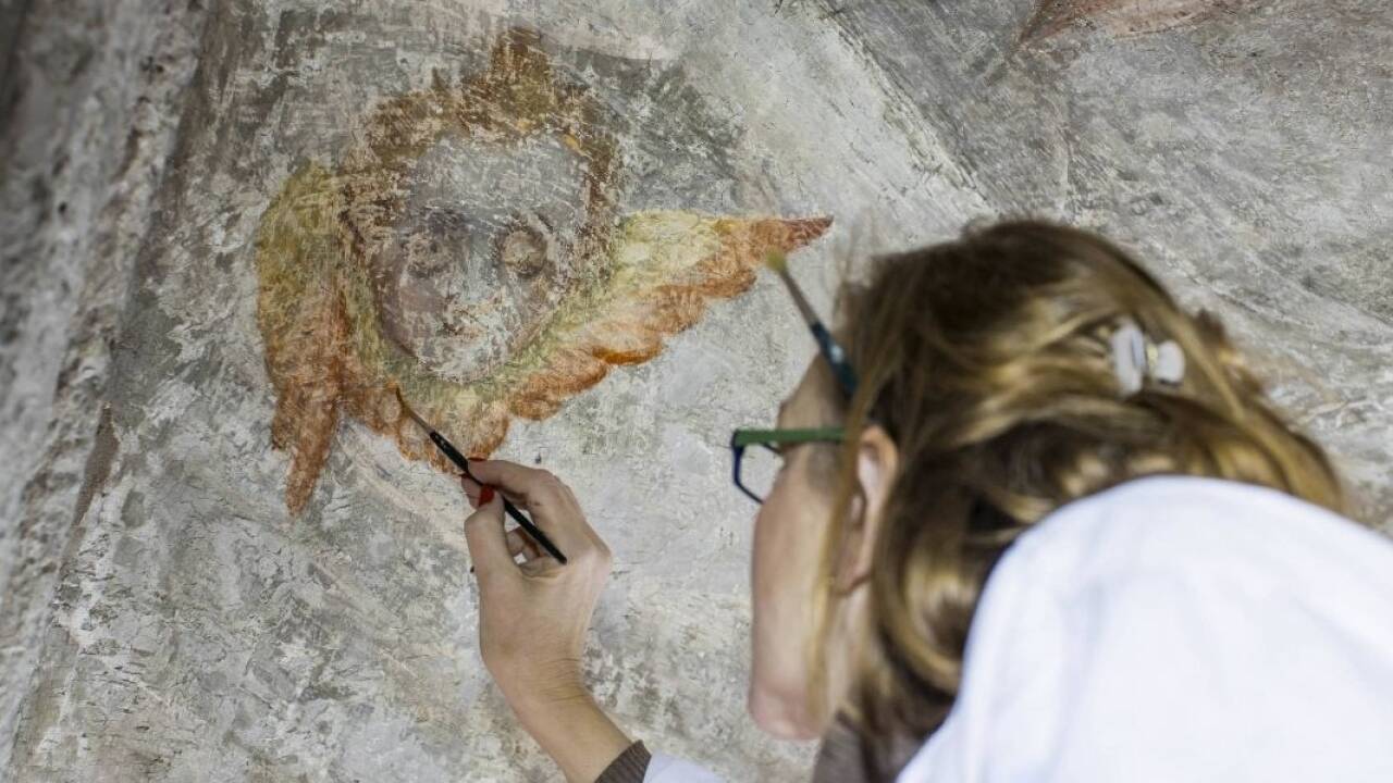Heike Fricke-Tinzl bei der Arbeit an den Fresken von 1625.  