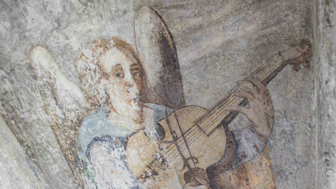 Detail der Fresken während der Restaurierung. 