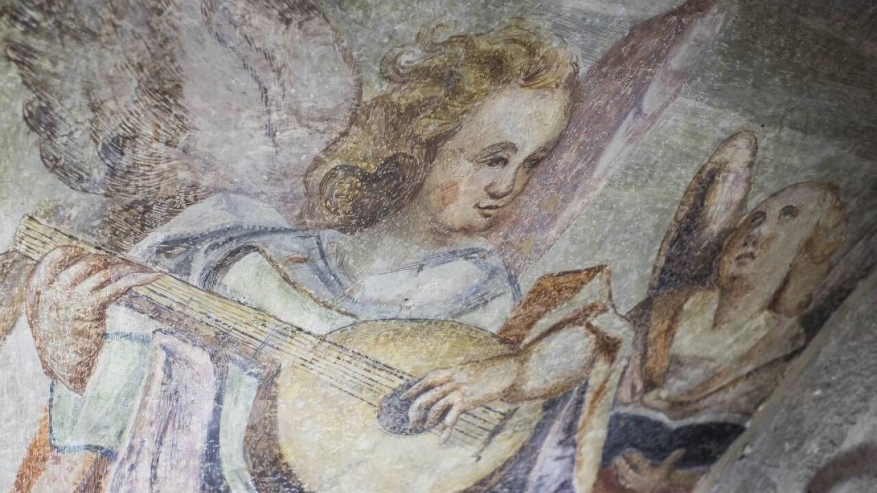 Detail der Fresken während der Restaurierung. 