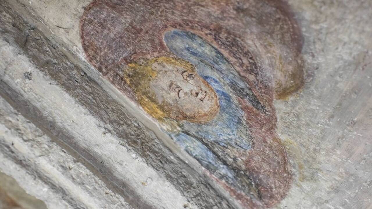 Detail der Fresken während der Restaurierung. 