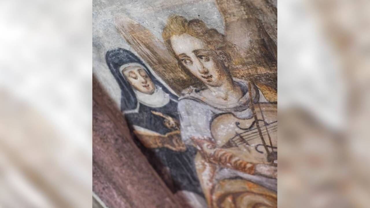 Detail der Fresken während der Restaurierung. 