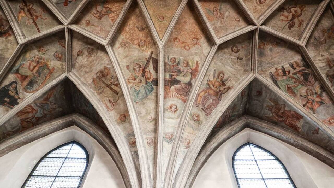 Vor der Restaurierung: Engelsfresko im Frauenchor von Stift Nonnberg, gemalt von Matthäus Ostendorfer, 1625. 
