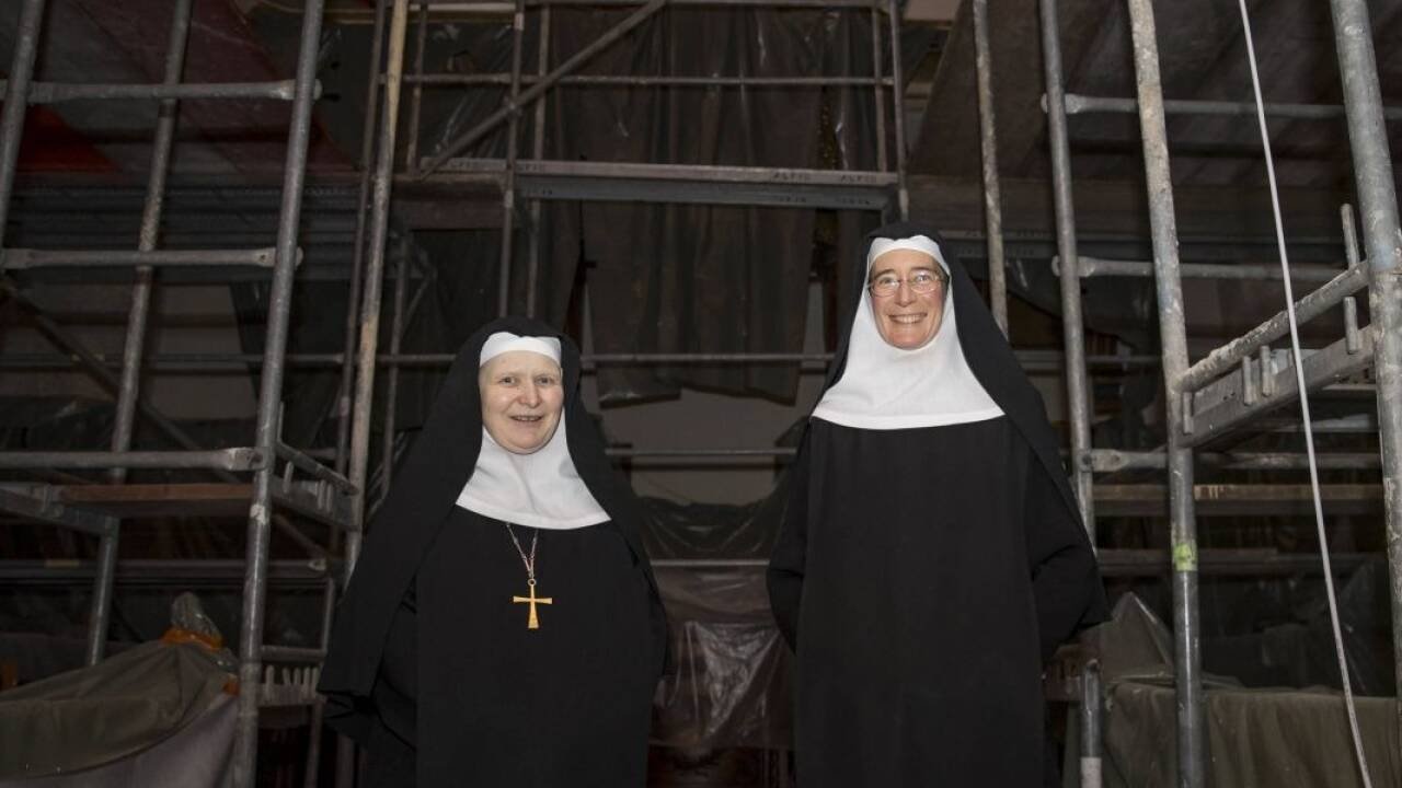 Im und unter dem Baugerüst: Äbtissin Veronika Kronlachner und Priorin Eva-Maria Saurugg.  