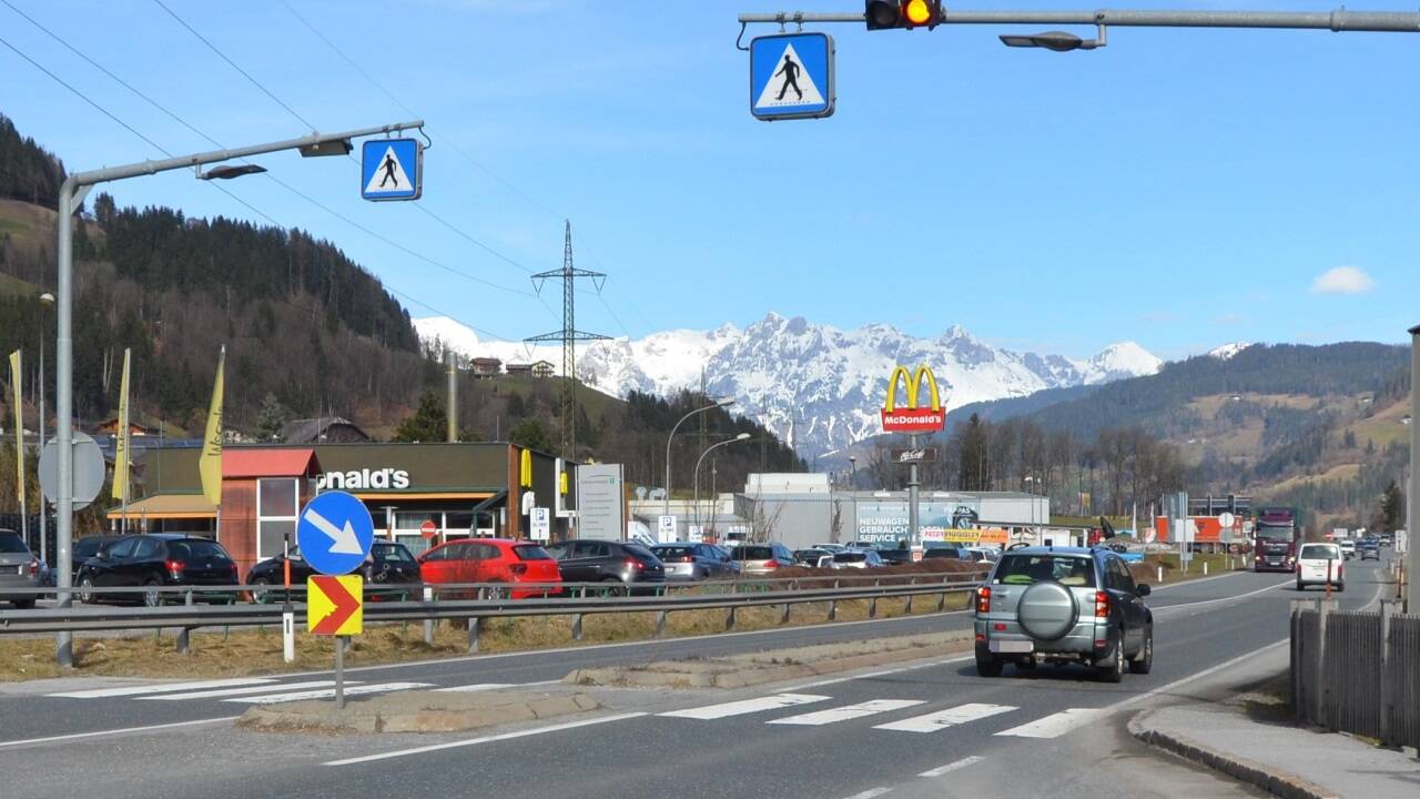 Statt des Zebrastreifens auf Höhe eines Fast-Food-Restaurants in St. Johann soll eine Unterführung gebaut werden. 