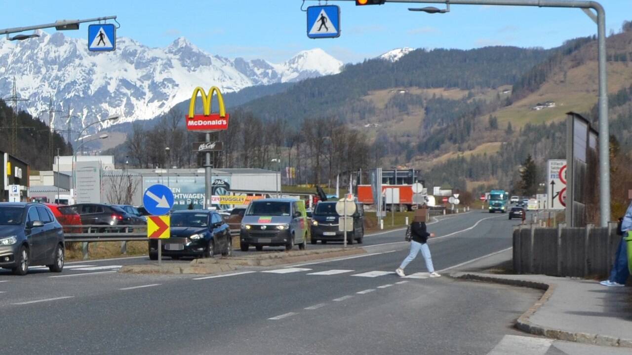 Statt des Zebrastreifens auf Höhe eines Fast-Food-Restaurants in St. Johann soll eine Unterführung gebaut werden. 