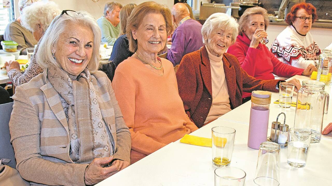 Fröhliche Gesichter der Bewohnerinnen und Bewohner des Betreuten Wohnen Obermoos beim Mittagstisch im Gemeinschaftsraum.  