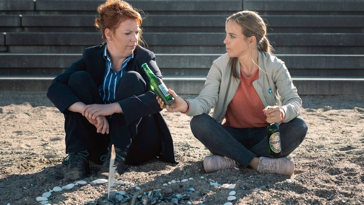 Melly (Lina Beckmann, l.) und Katrin (Anneke Kim Sarnau, r.) wachsen langsam zu einem Team zusammen. 