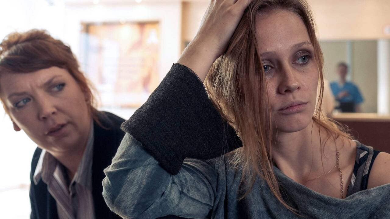 Melly (Lina Beckmann) fühlt mit Mascha Kovicz (Meira Durand). 