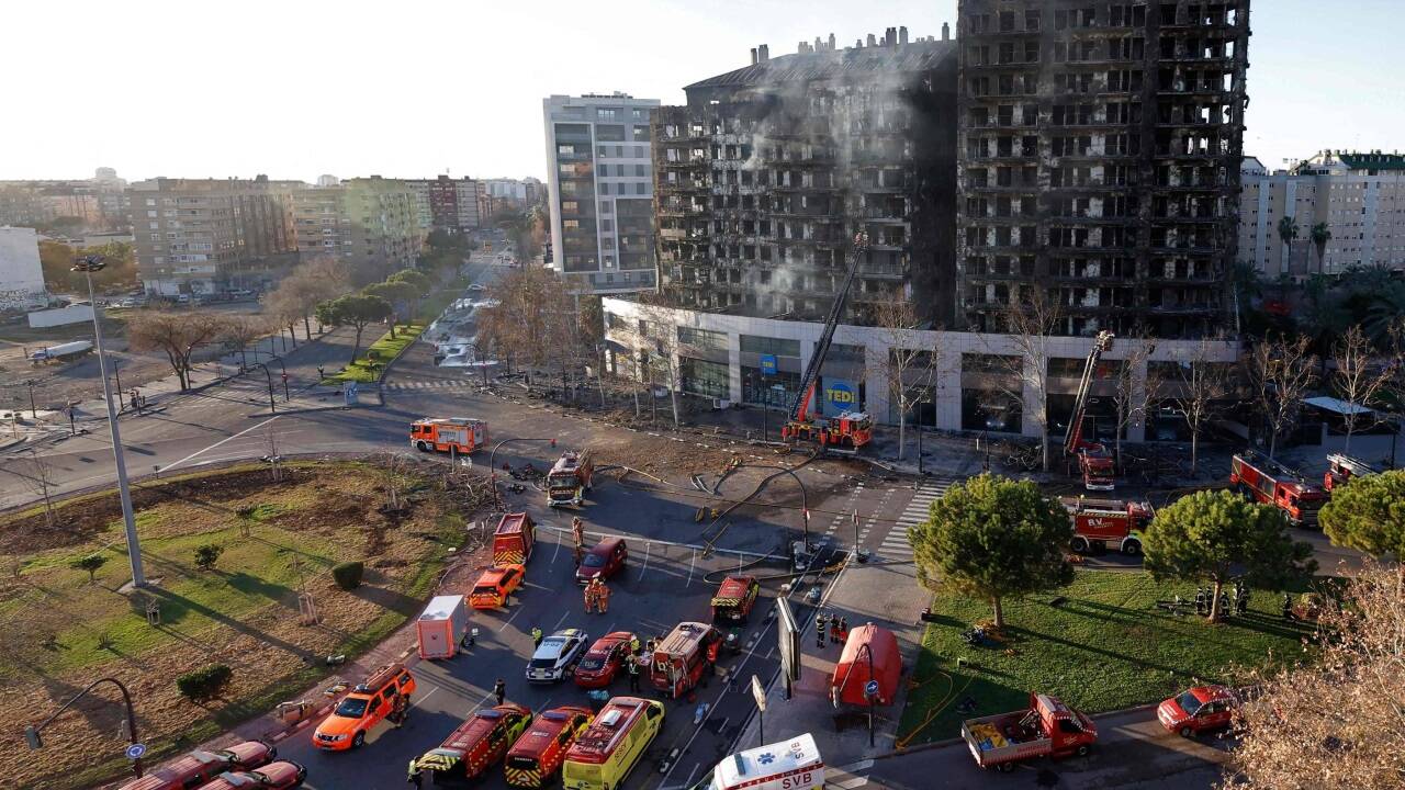 Feuer breitete sich in dem mehrstöckigen Gebäude rasend schnell aus 