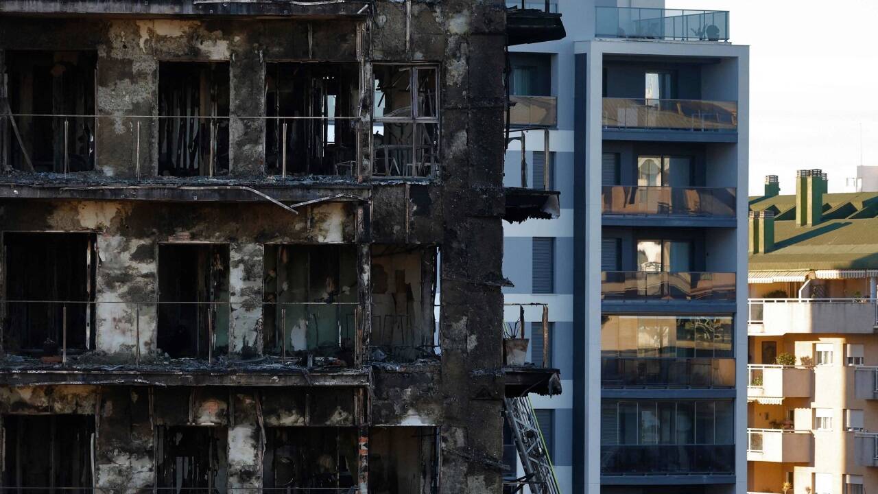 Feuer breitete sich in dem mehrstöckigen Gebäude rasend schnell aus 