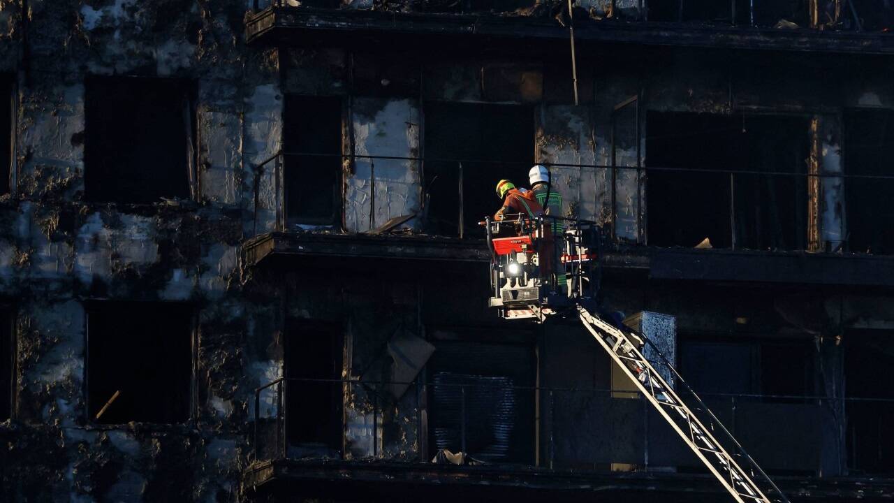 Feuer breitete sich in dem mehrstöckigen Gebäude rasend schnell aus 
