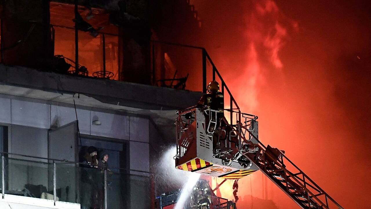 Feuer breitete sich in dem mehrstöckigen Gebäude rasend schnell aus 