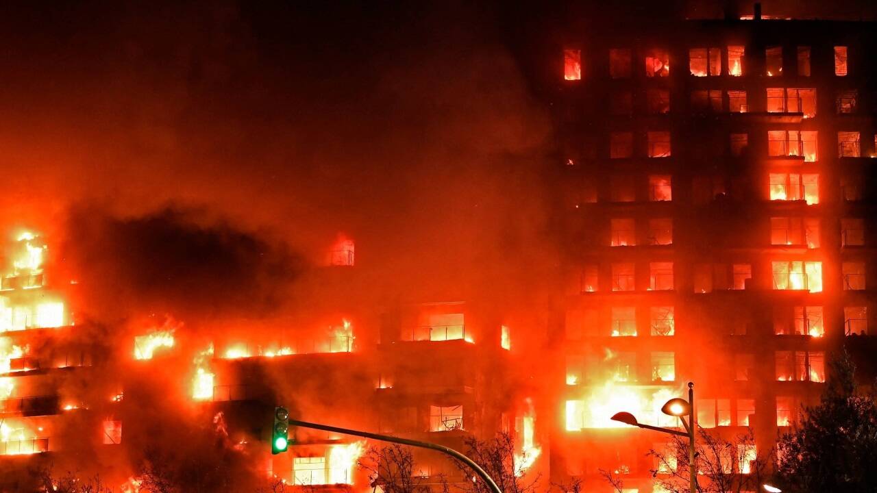 Feuer breitete sich in dem mehrstöckigen Gebäude rasend schnell aus 