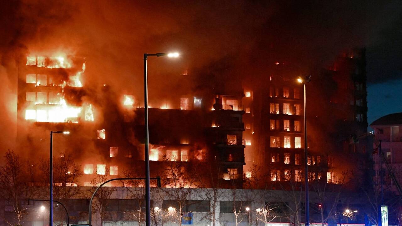 Feuer breitete sich in dem mehrstöckigen Gebäude rasend schnell aus 