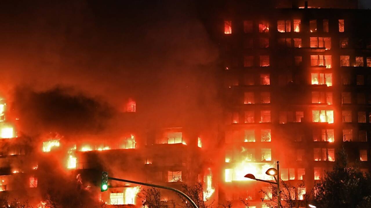 Feuer breitete sich in dem mehrstöckigen Gebäude rasend schnell aus 
