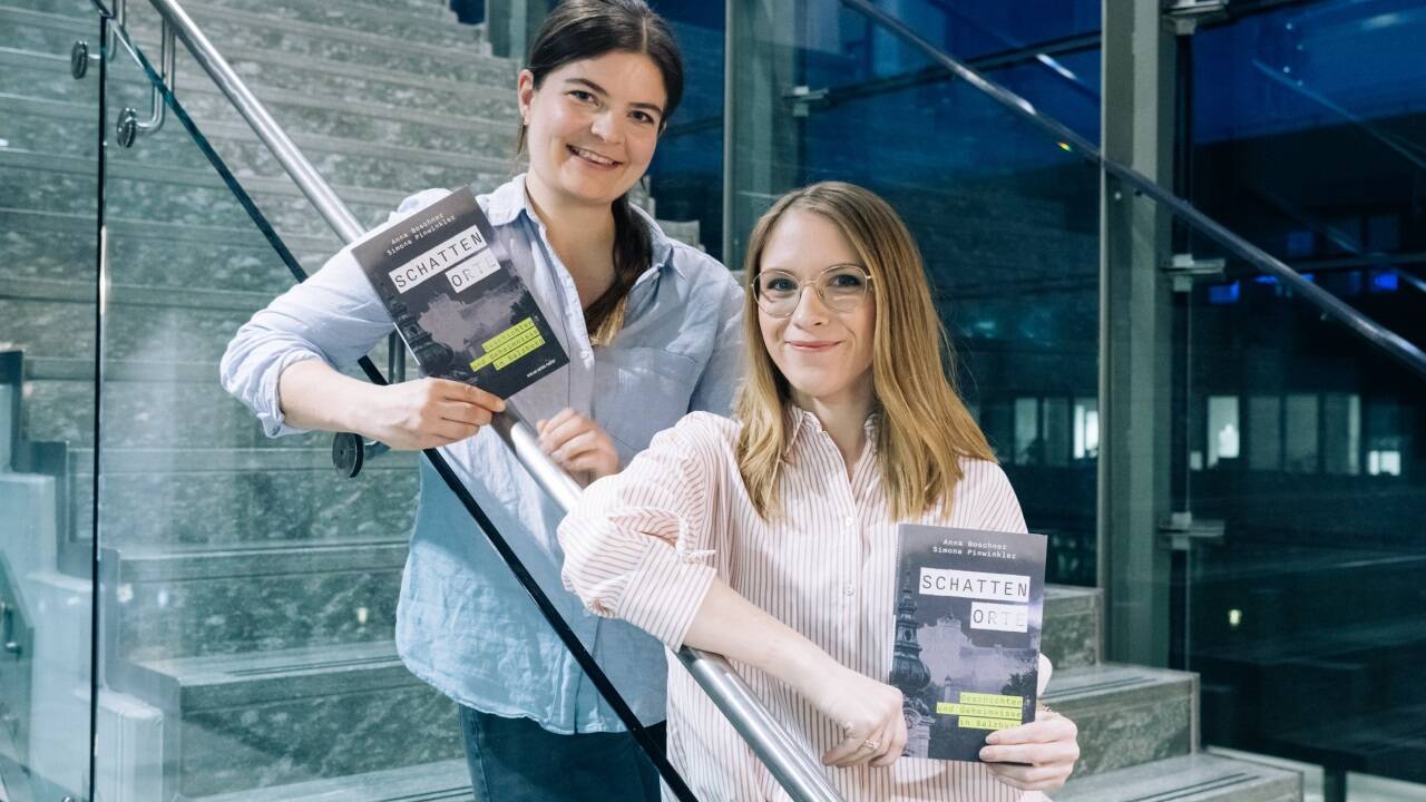 Die SN-Redakteurinnen Anna Boschner und Simona Pinwinkler mit ihrem ersten Buch: „Schattenorte – Geschichten und Geheimnisse in Salzburg“ (Verlag Anton Pustet).  
