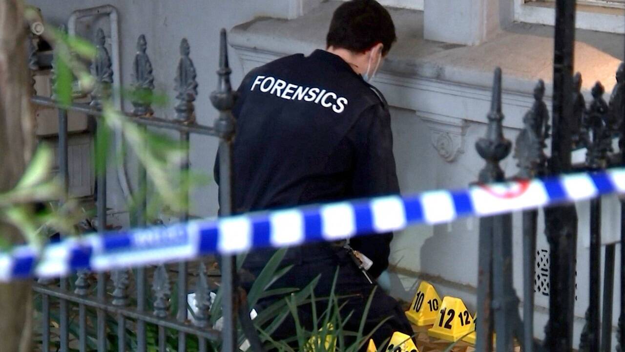 Spurensicherung im Vorort Paddington im Einsatz – die Aufnahme stammt aus einem Beitrag der Australian Broadcast Corporation (ABC).  