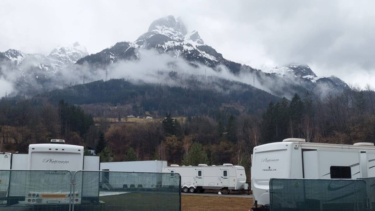 Jede Menge Wohnwagen parken auf dem Areal im Blühnbachtal. 