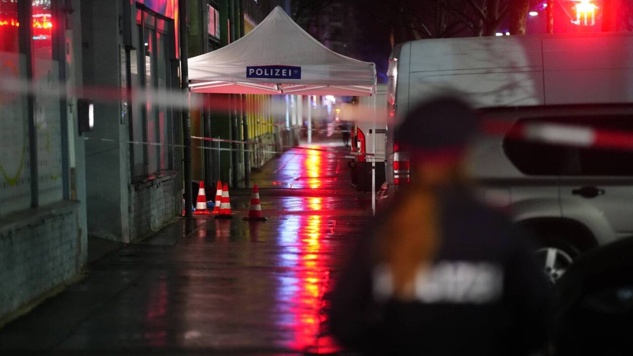 Polizei-Zelte am Tatort in Wien-Brigittenau. 