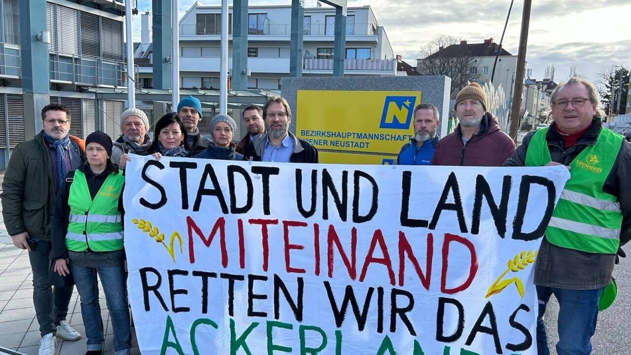 Anrainerproteste gegen eine geplante Umfahrung von Wiener Neustadt, die über Äcker und durch eine Au verlaufen soll.  Anrainerproteste gegen eine geplante Umfahrung von Wiener Neustadt, die über Äcker und durch eine Au verlaufen soll.